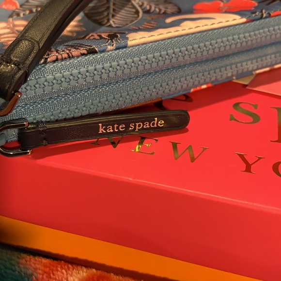NWT! Kate spade Wristlet - Picture 4 of 16